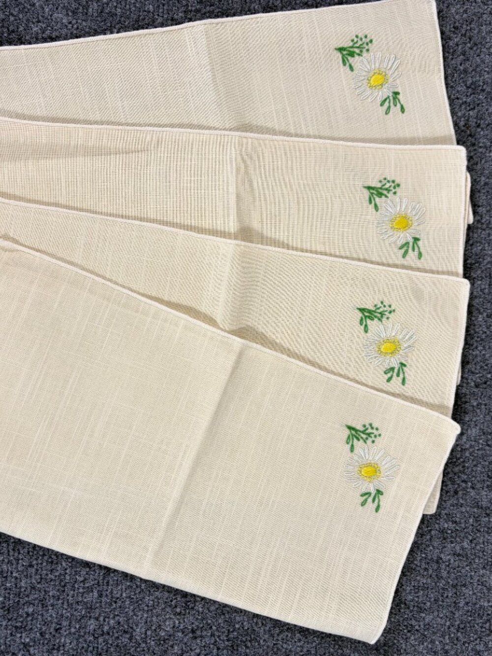 Bucilla Needlecraft ‘Daisy Bouquet’ 8 pc Luncheon Set VTG, Out Of Print #48570 - Picture 3 of 5